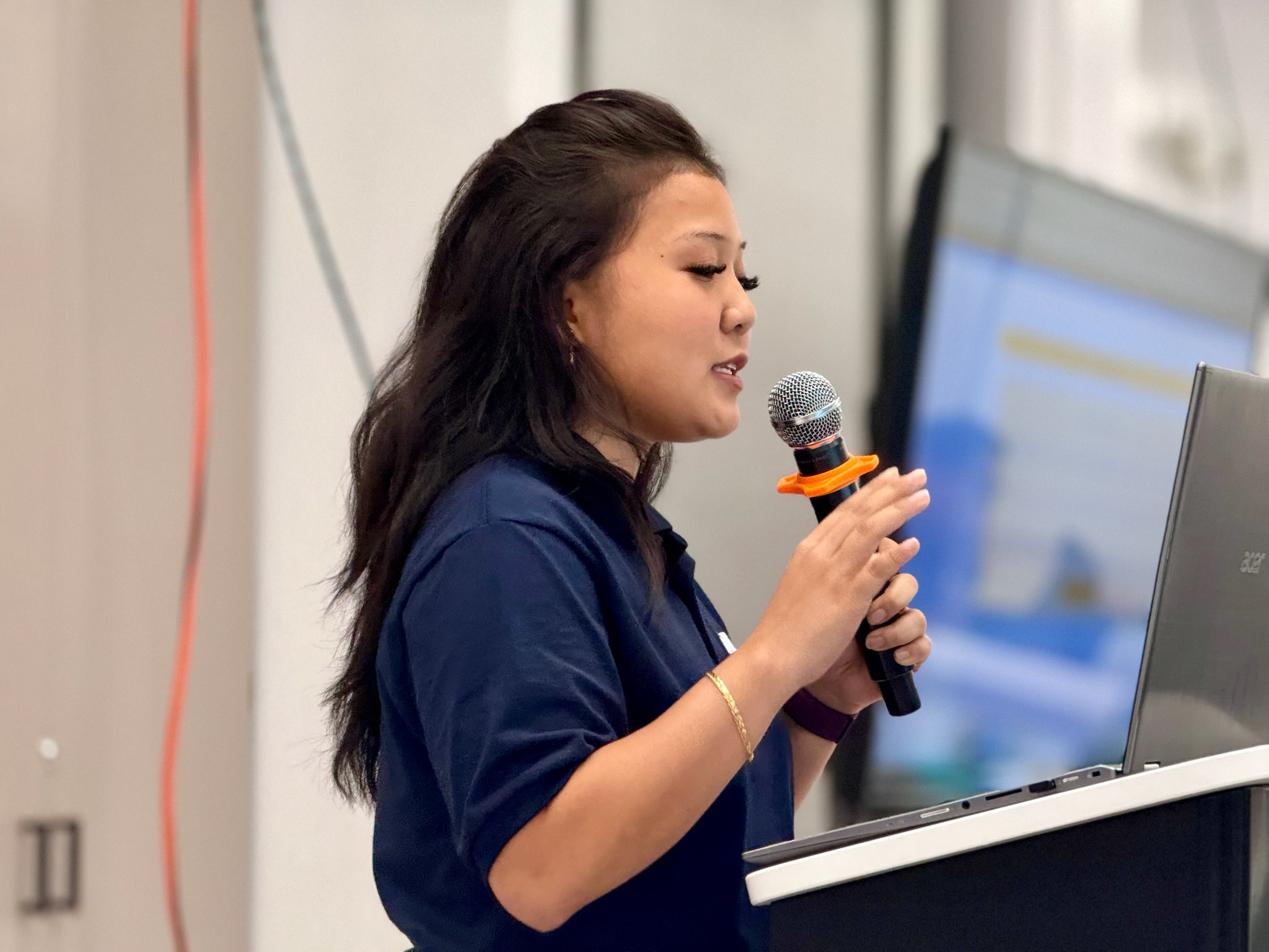 Sydney Quintanilla, WERI RA, guides the crowd through GHS's online library. Photo by WERI.